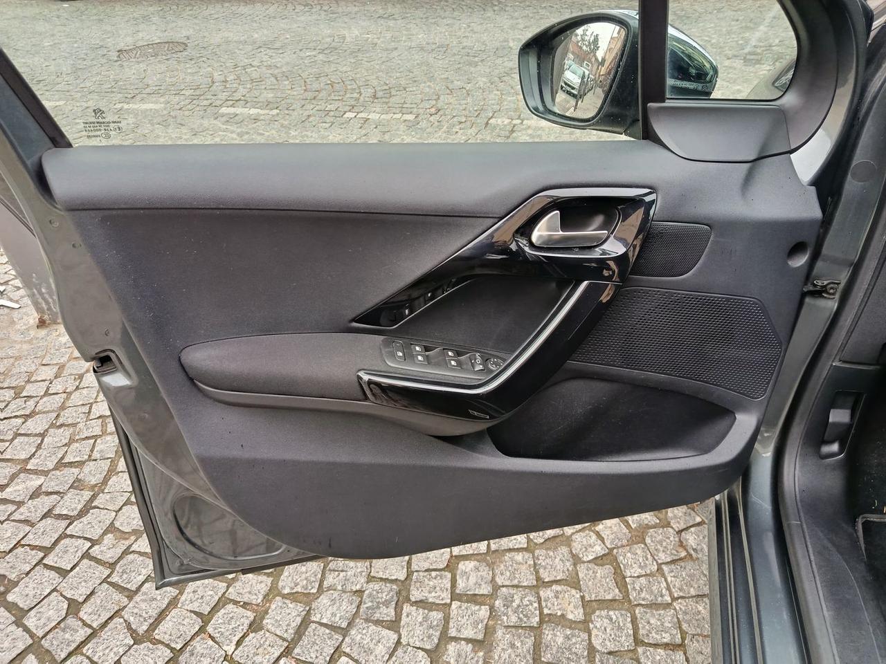 Peugeot 208 Allure 1.2 PureTech 82 #8383