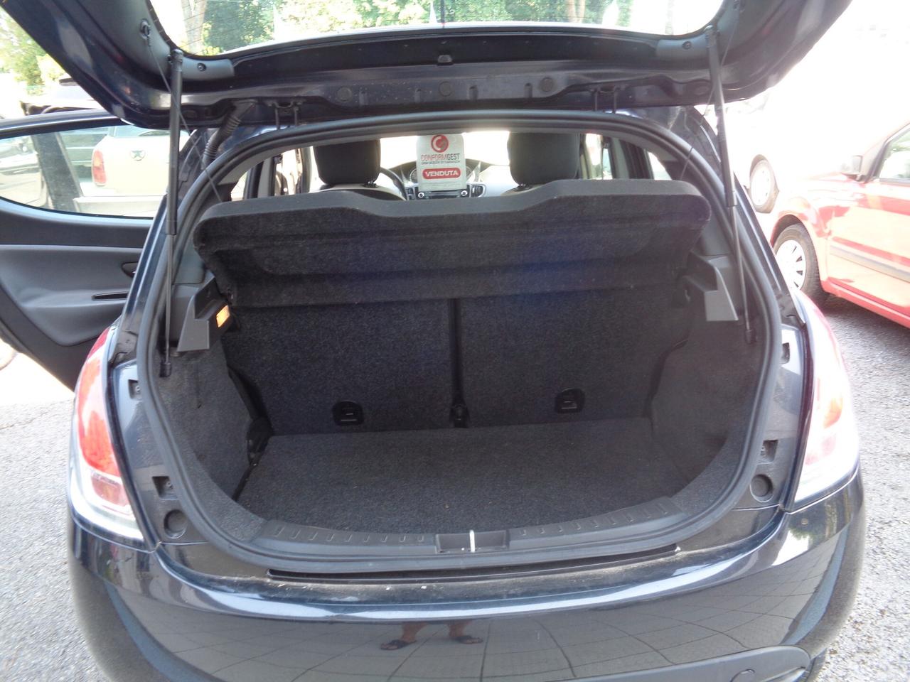 Lancia Ypsilon 0.9 TwinAir 85 CV 5 porte Metano Ecochic Silver