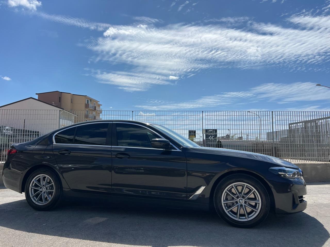 Bmw 530 530d Luxury 3.0 V6 berlina