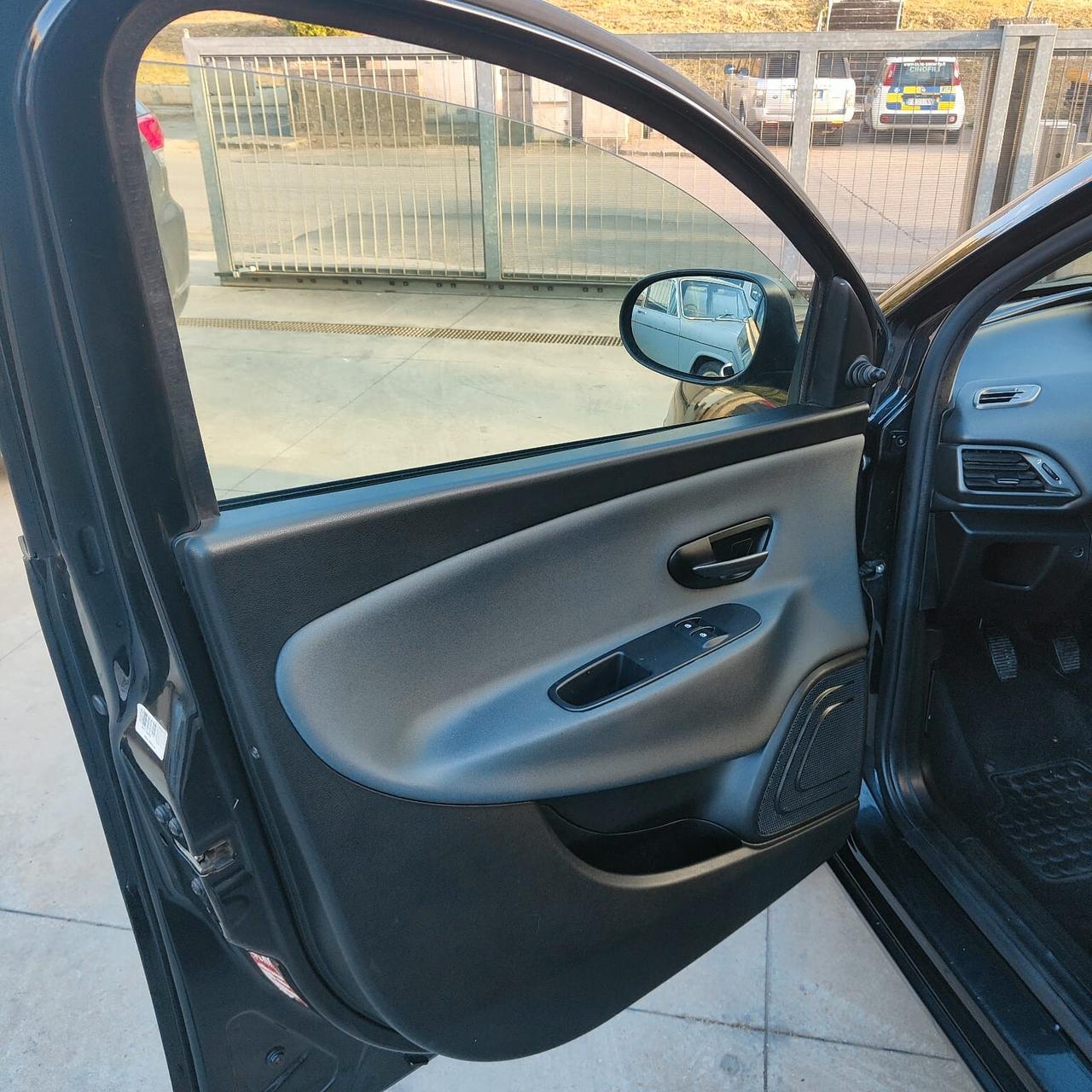 Lancia Ypsilon 1.2 69 CV 5 porte GPL Ecochic Silver