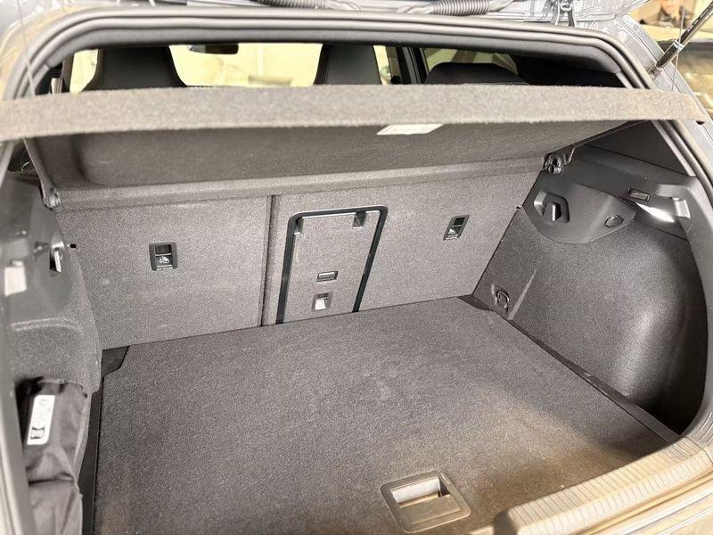 Volkswagen Golf 1.5 TSI ACT 110kW R-LINE LED NAVI CAMERA