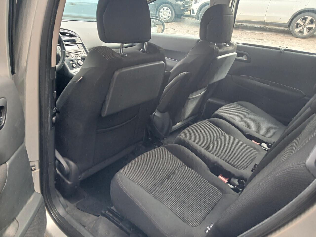 Peugeot 5008 1.6 HDi 7 POSTI