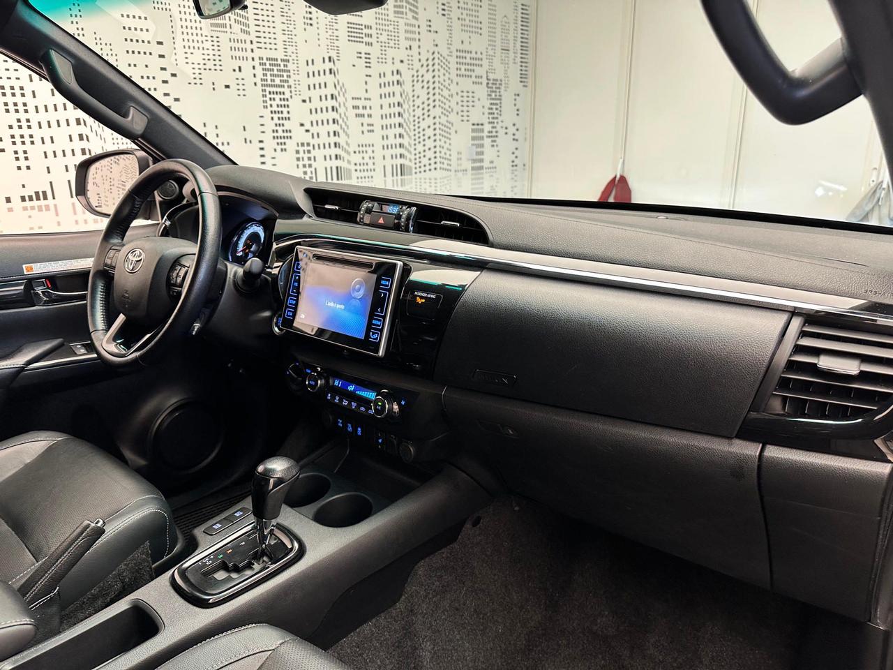 Toyota Hilux 2.4 DC D-D4 4X4 AT