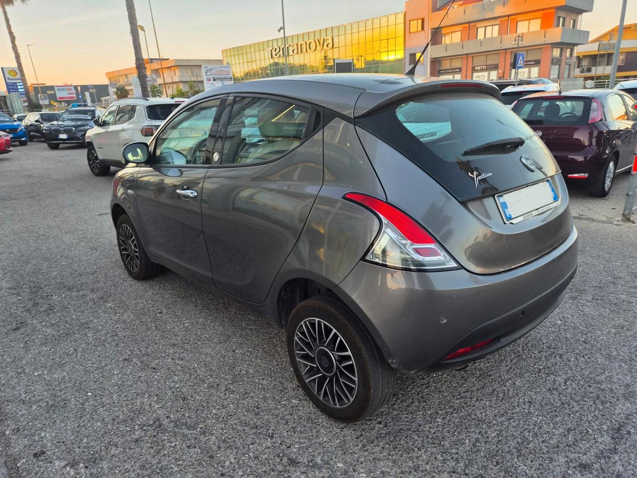Lancia Ypsilon 0.9 TwinAir 85 CV 5 porte Metano Ecochic Silver