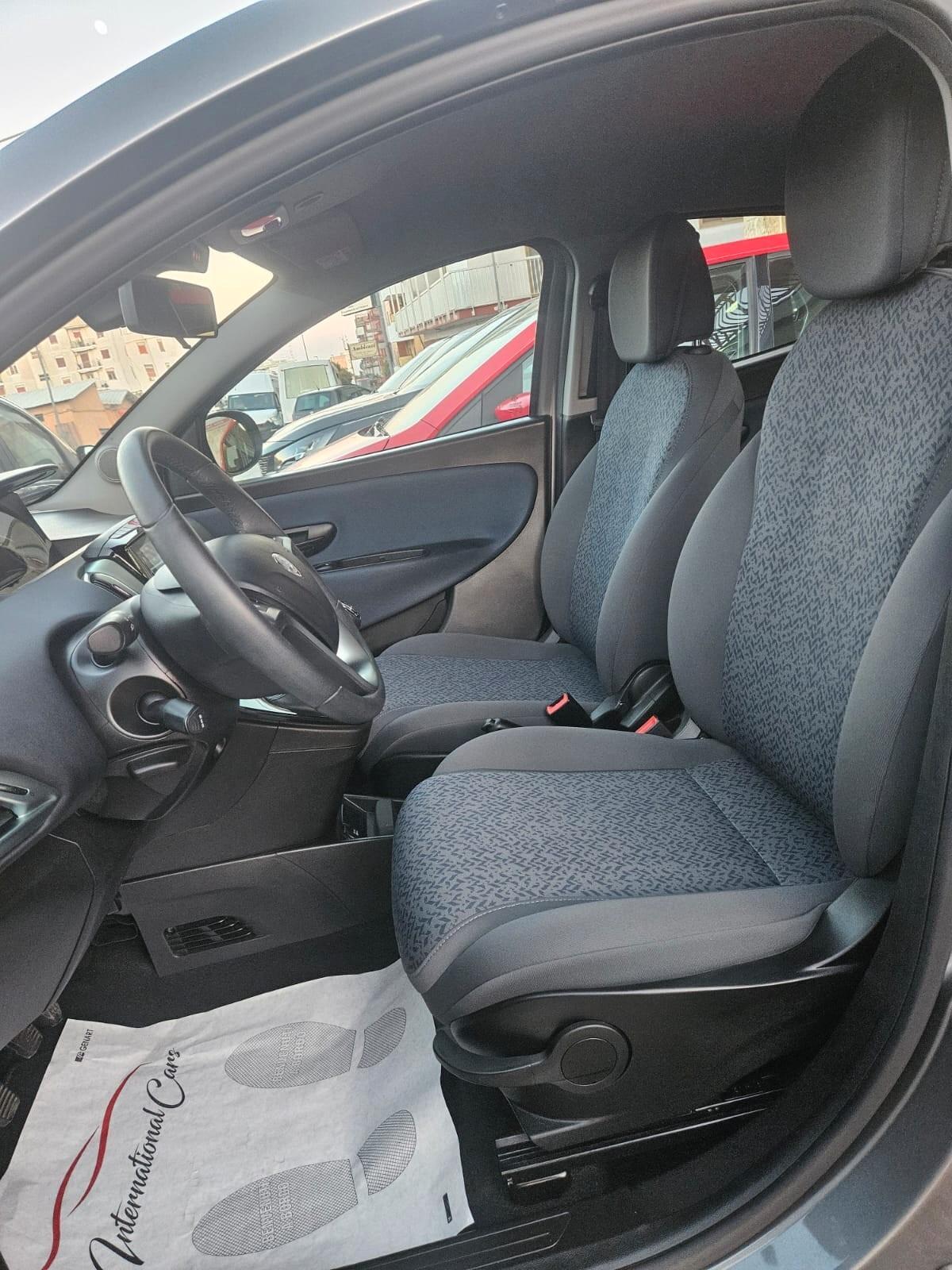 Lancia Ypsilon 1.0 Firefly Hybrid S&S GOLD 70CV