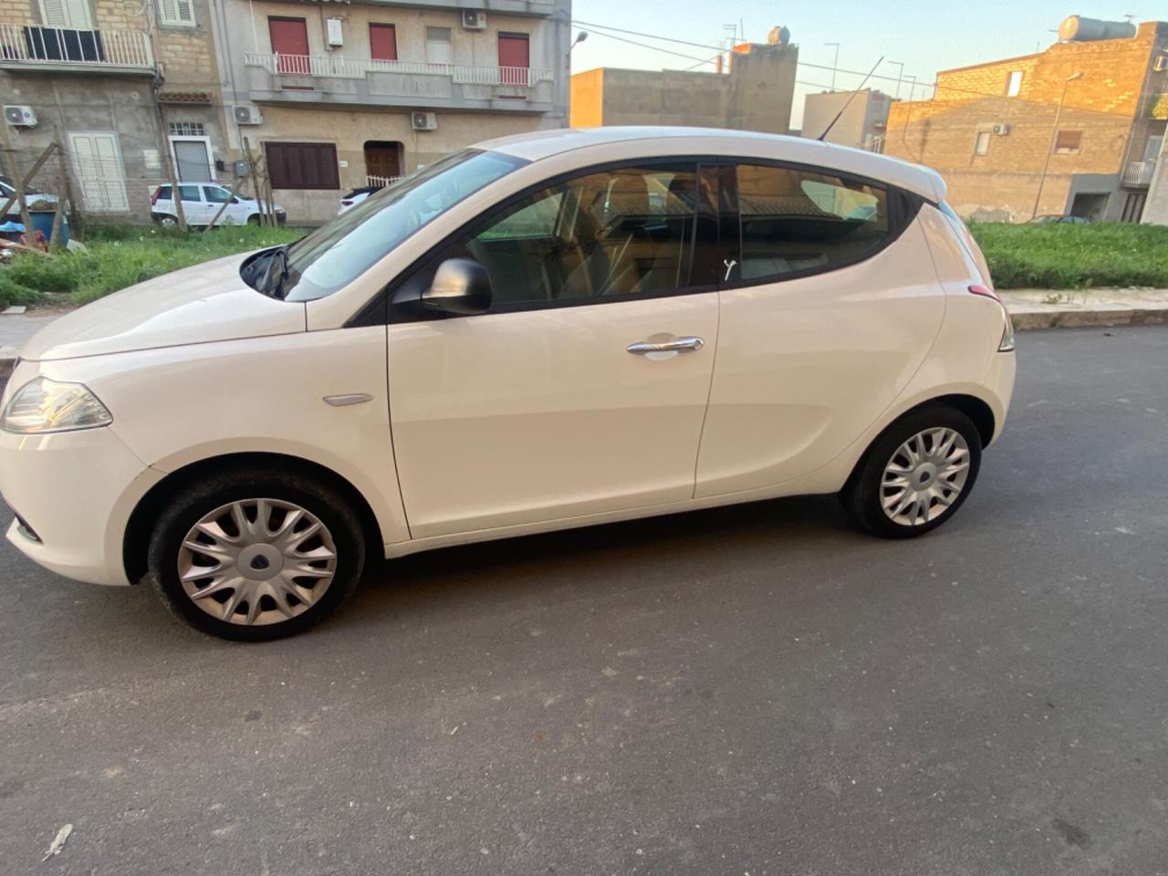 Lancia Ypsilon 1.3 MJT 16V 95 CV 5 porte S&S Silver