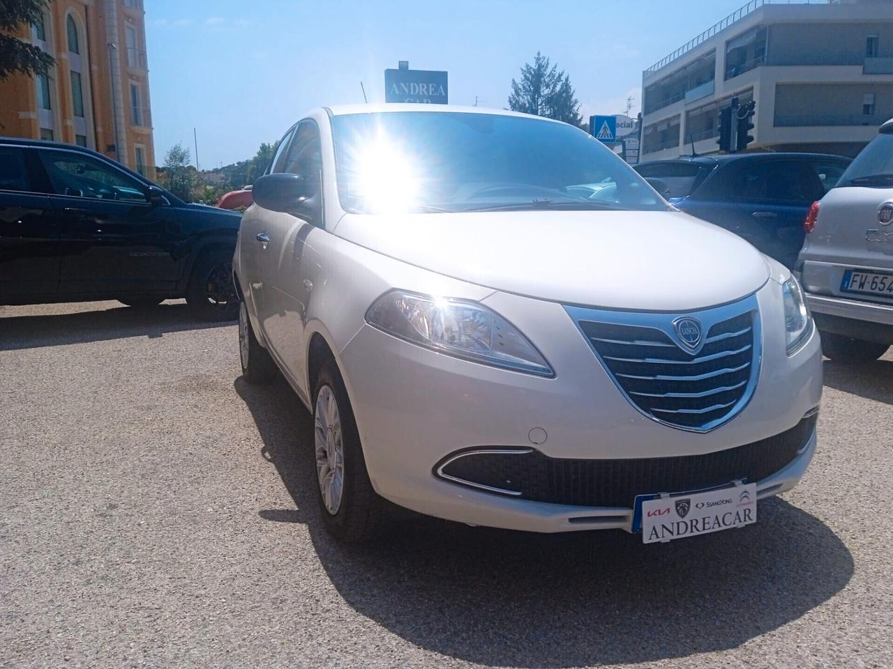 Lancia Ypsilon 0.9 TwinAir 85 CV 5 porte Metano Ecochic Silver
