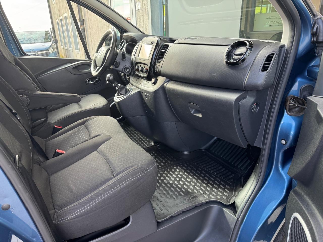 Opel Vivaro 9 posti passo lungo