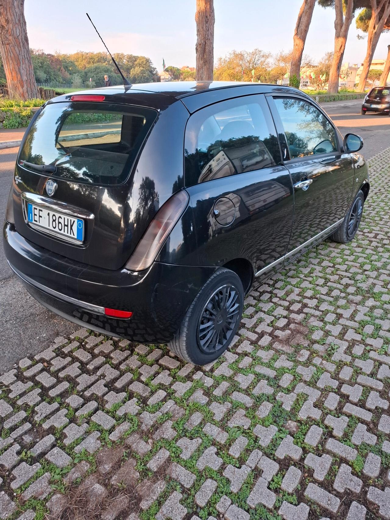 Lancia Ypsilon 1.3 MJT 75 CV Platino