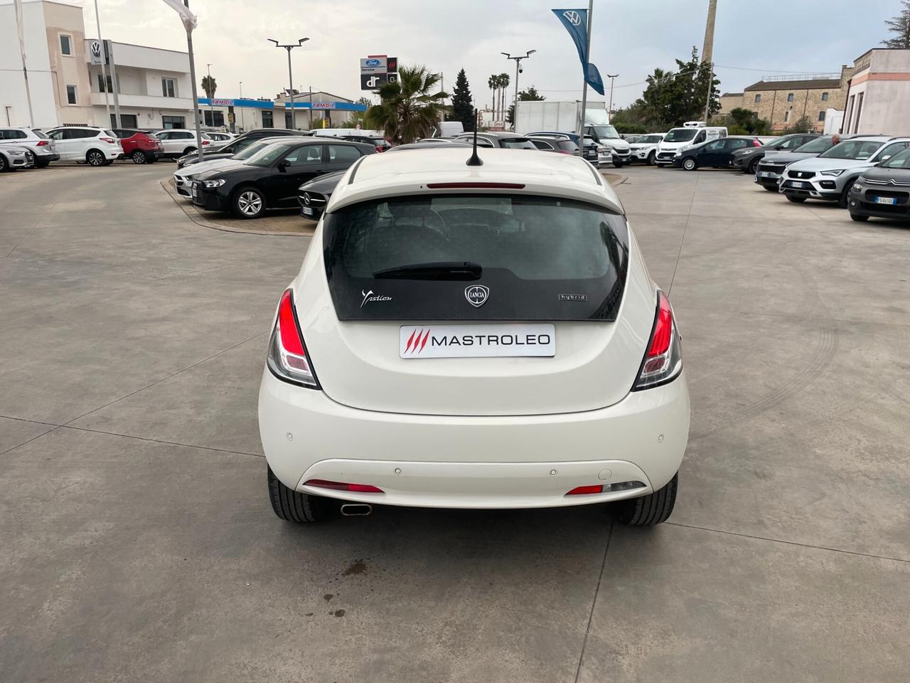 Lancia Ypsilon 1.0 FireFly 5 porte S&S Hybrid Silver