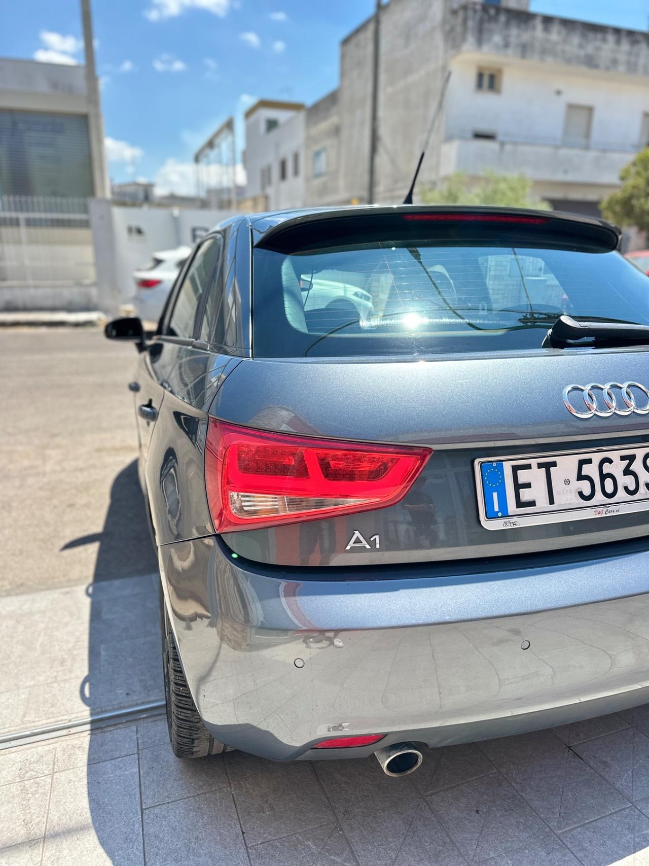 Audi A1 1.6 TDI S tronic line edition-2014/LED/NAVI/16”