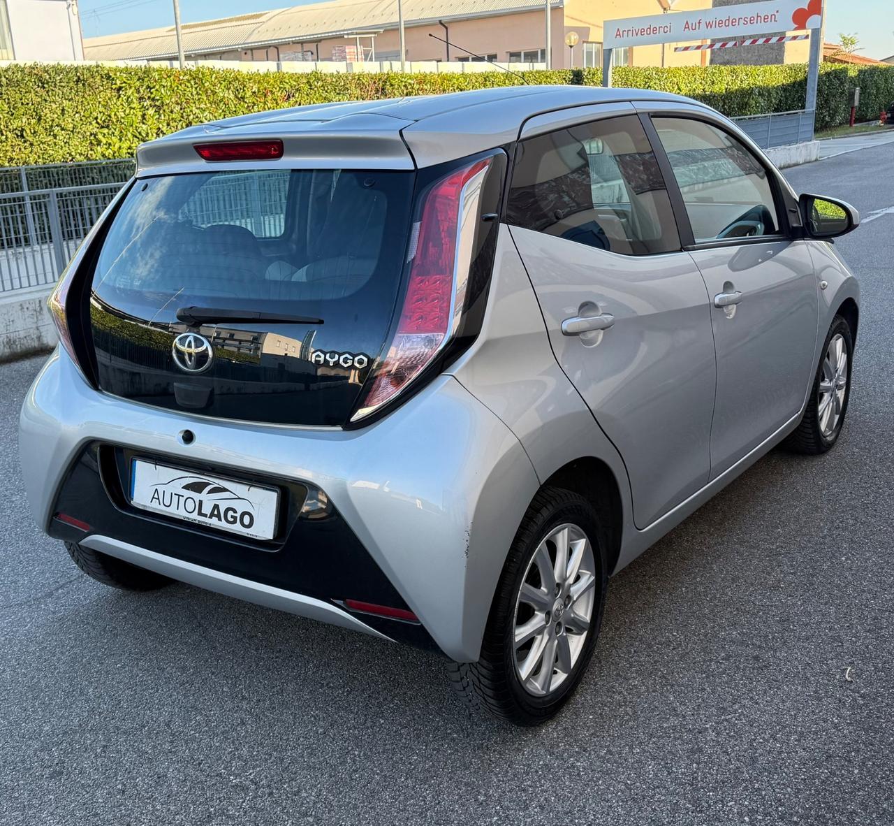 Toyota Aygo 1.0 VVT-i 69 CV 5 porte x-play MMT