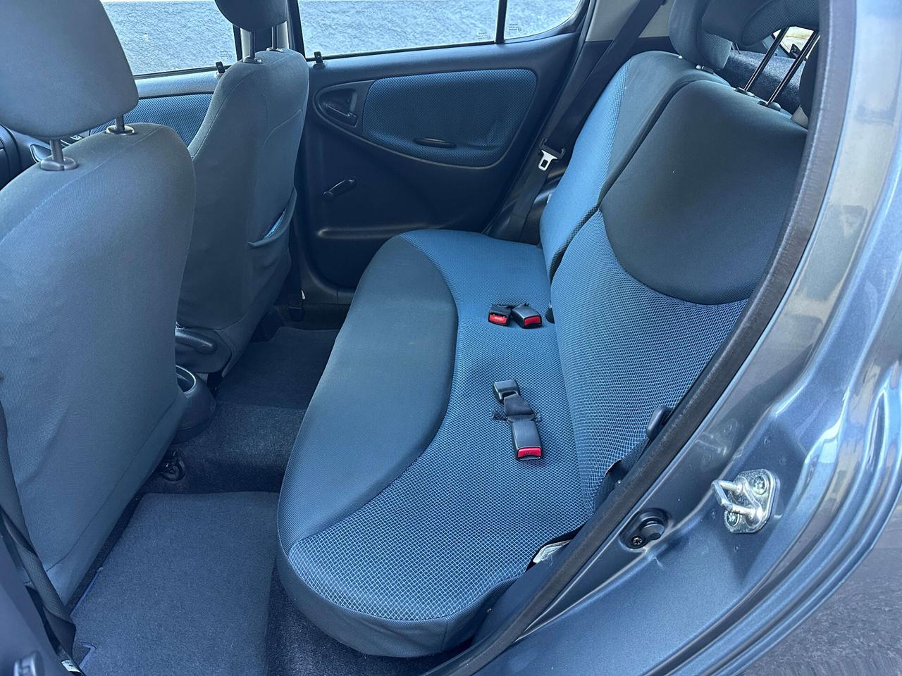 Toyota Yaris 1.0i 16V cat 5 porte Sol