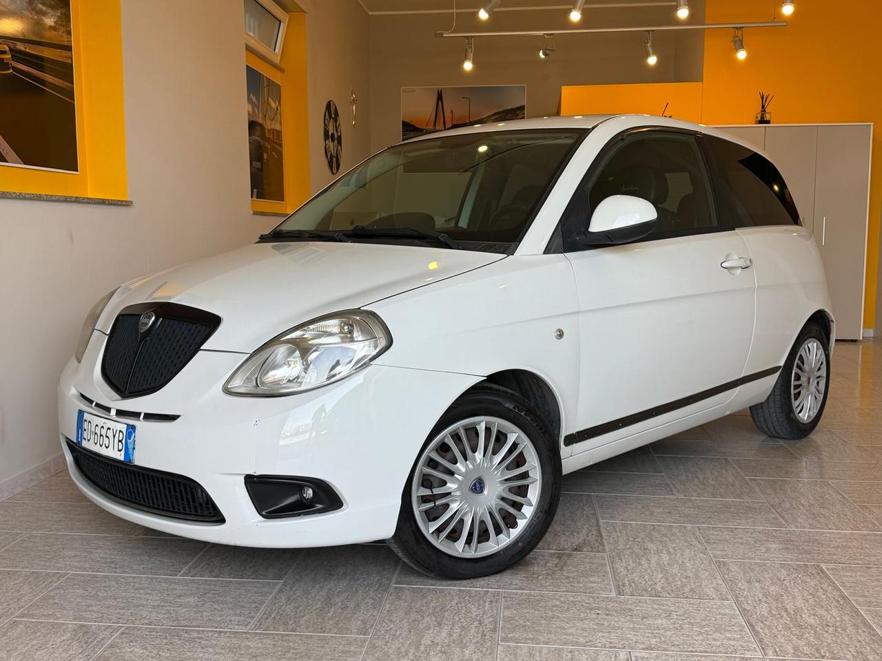 Lancia Ypsilon 1.3 Multijet MOMO DESIGN #6542