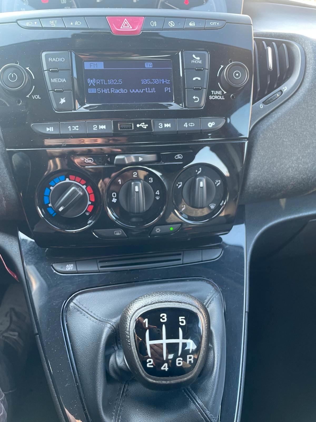 Lancia Ypsilon 1.0 Hybrid Silver – 2021 | 67.561 km | Neopatentati