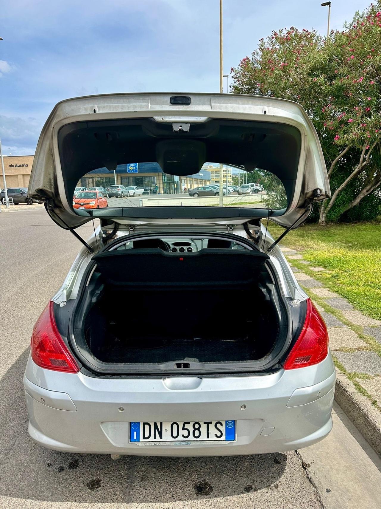 Peugeot 308 1.6 HDi 90CV- Neopatentati