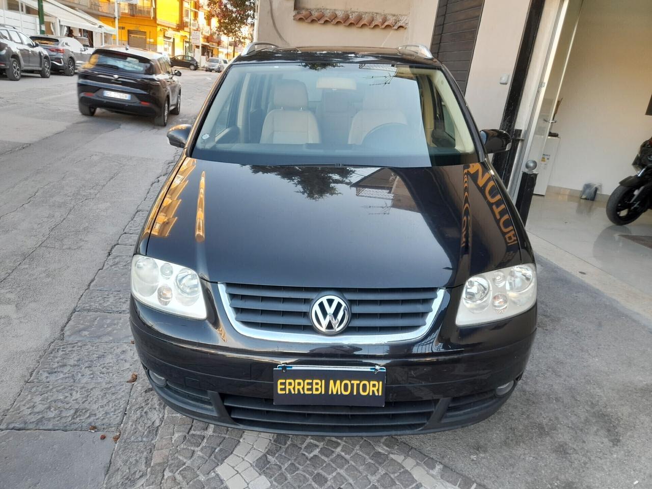 Volkswagen Touran 1.6 FSI Highline