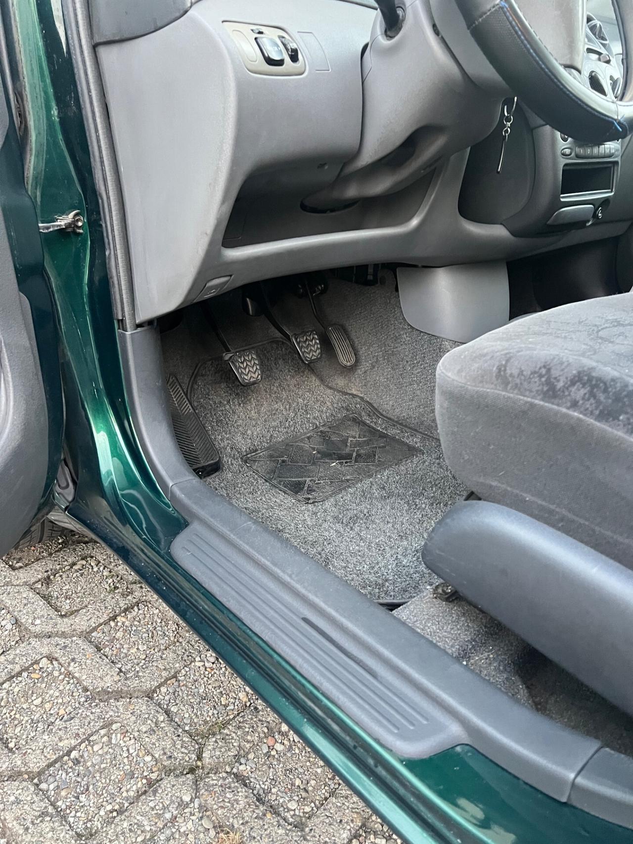 Toyota Yaris 1.0i 16V cat 5 porte Sol