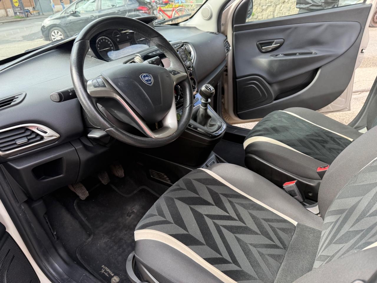 Lancia Ypsilon 1.2 69 CV 5 porte Unyca limited edition