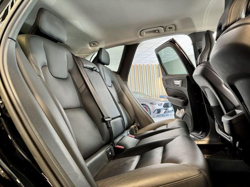 Volvo XC60 XC60 B4 (d) AWD automatico Plus Dark