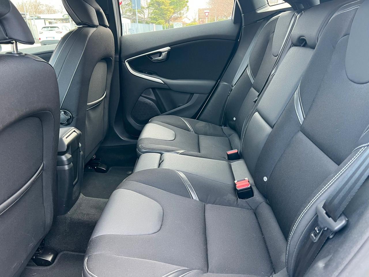 Volvo V40 D2 R-design Momentum 2016