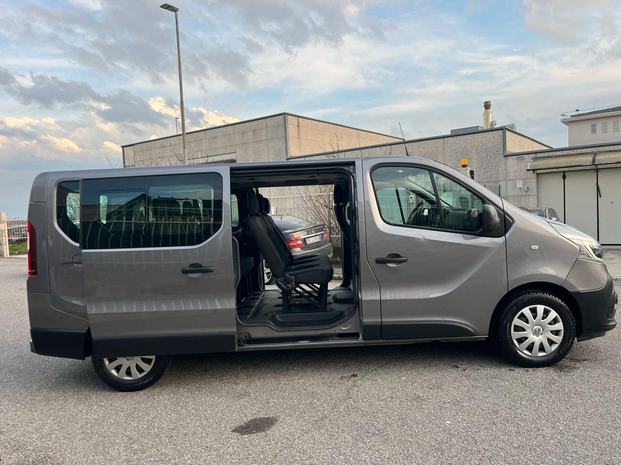 RENAULT TRAFIC 9P LUNGO CAMBIO AUTOMATICO DOPPIA PORTA