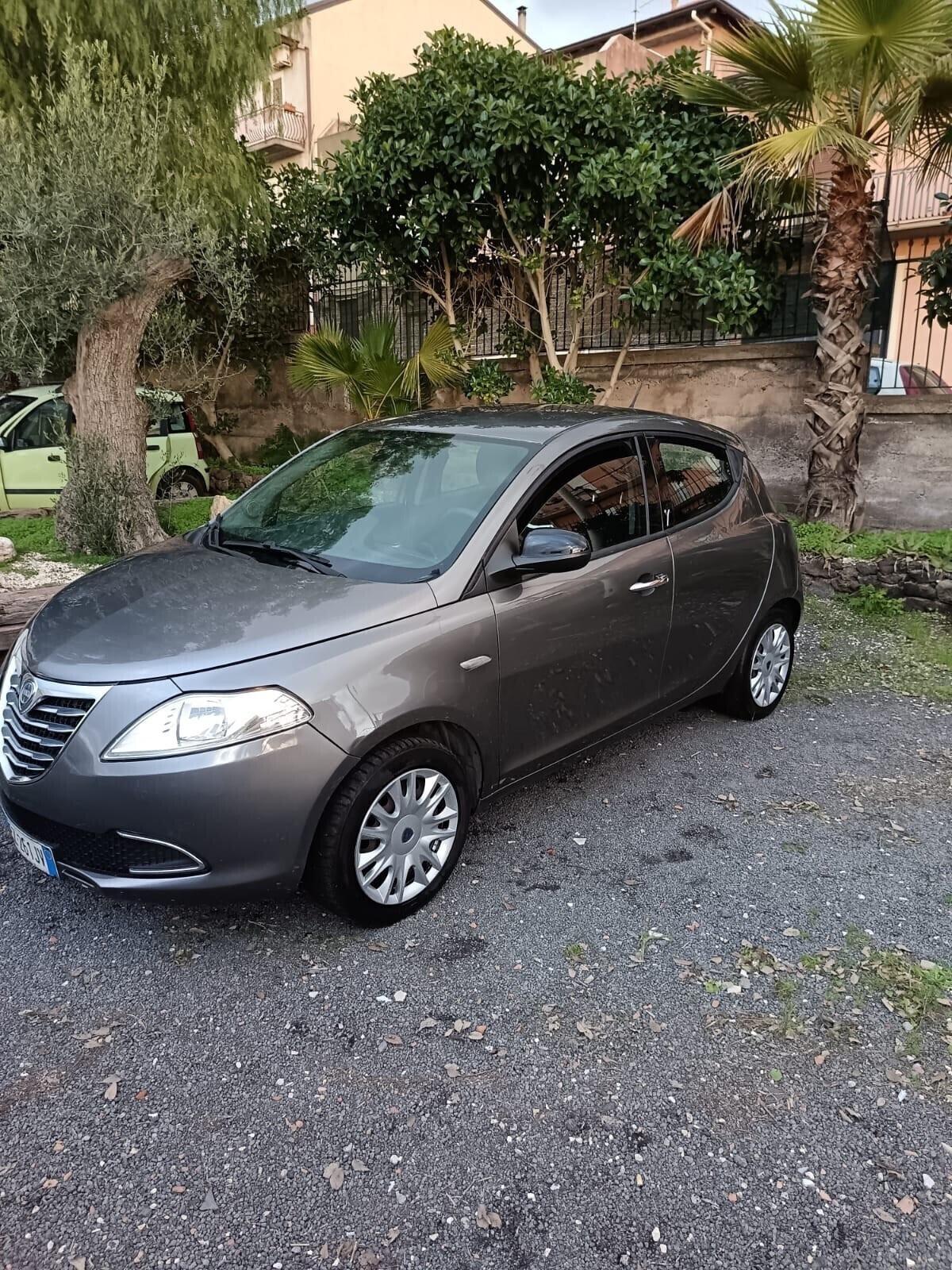 Lancia Ypsilon 1.2 69 CV 5 porte ok neopatentati