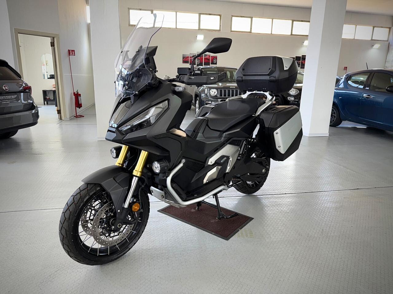Honda X-ADV 750 con travel pack