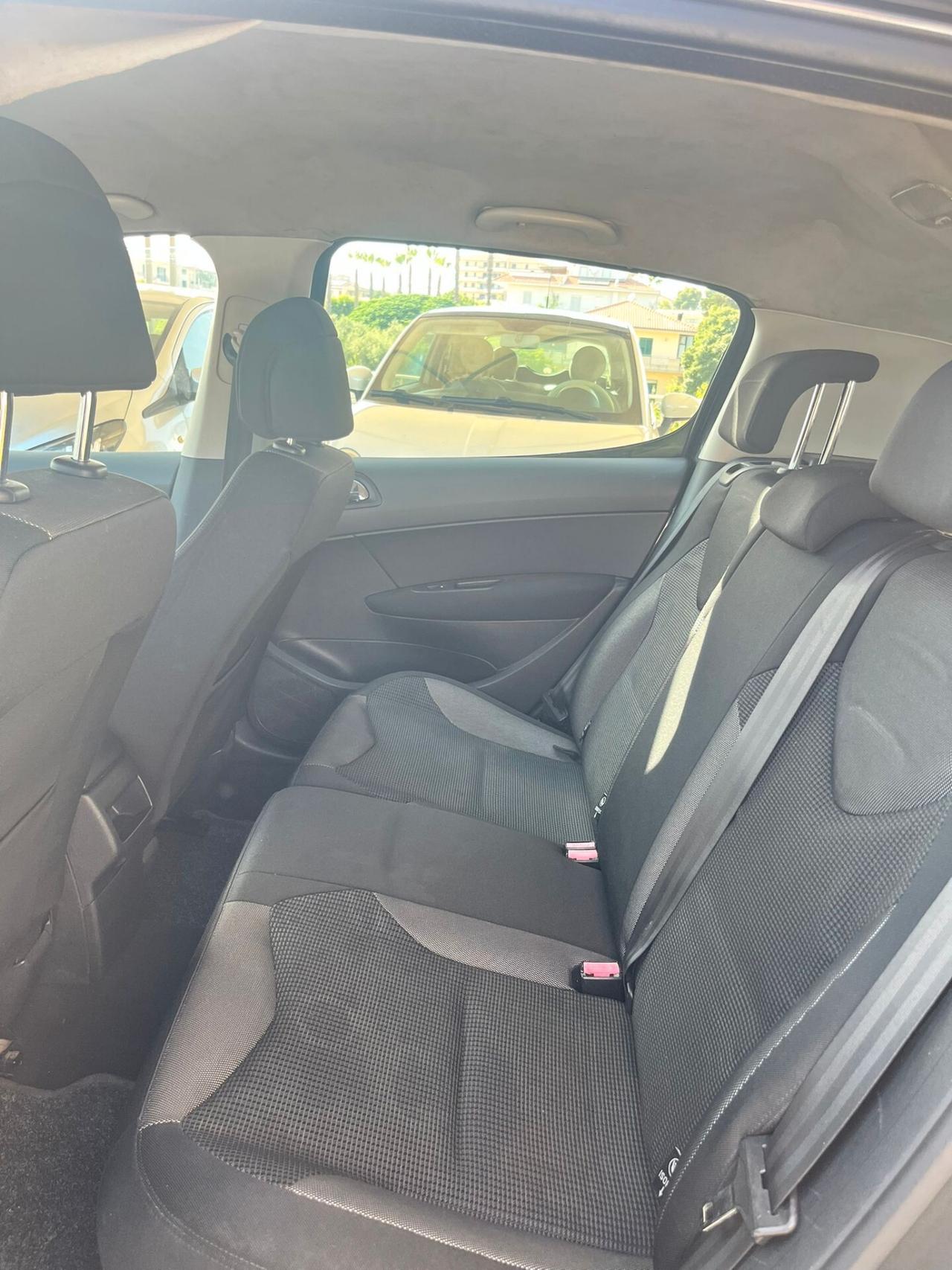 Peugeot 308 1.6 HDi 110CV 5p. Féline (5 Marce)