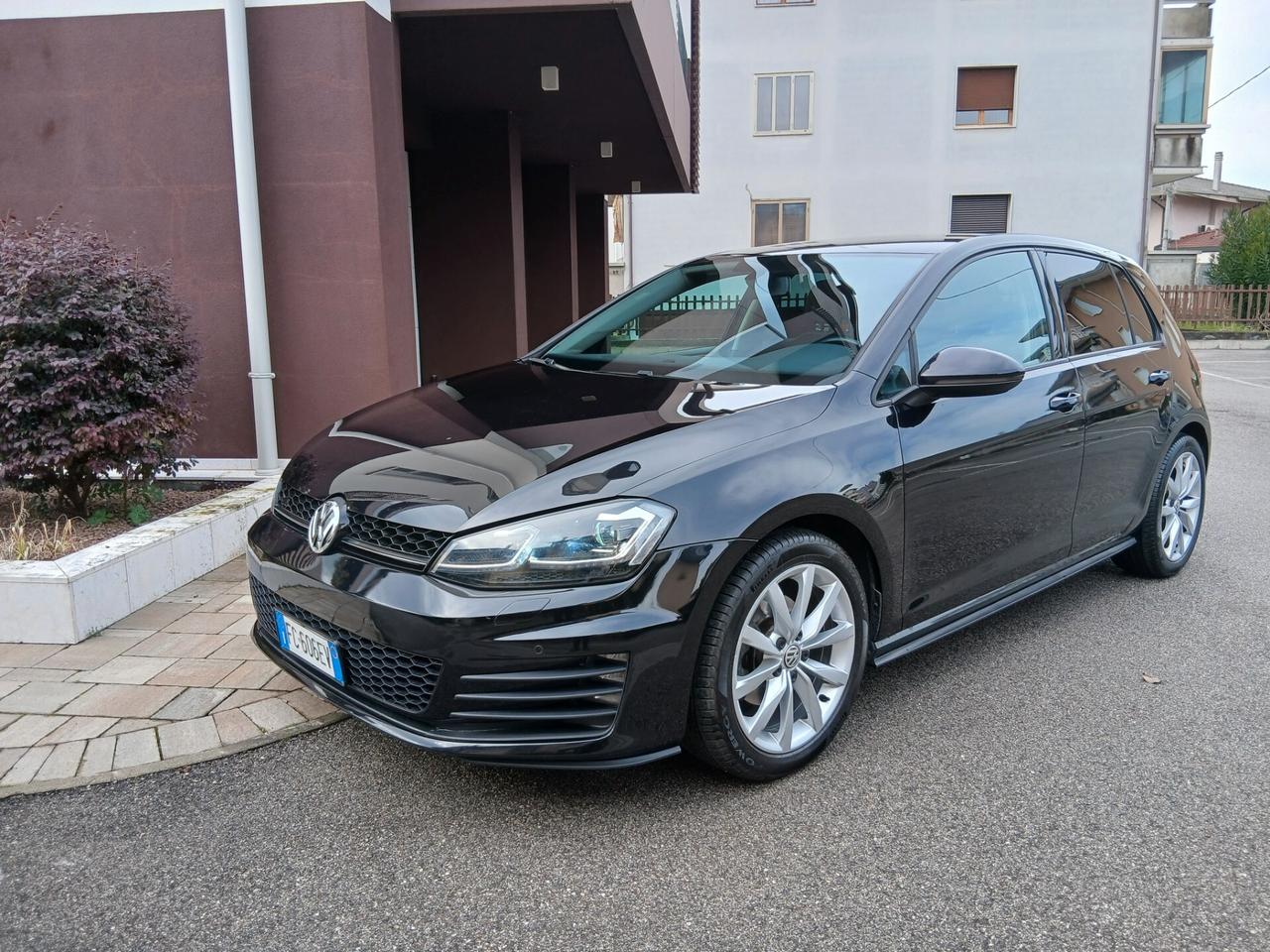 Volkswagen Golf 1.6 TDI 110 CV DSG 5p. Executive con Led tua a € 199 mese