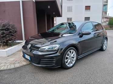 Volkswagen Golf 1.6 TDI 110 CV DSG 5p. Executive con Led tua a € 199 mese