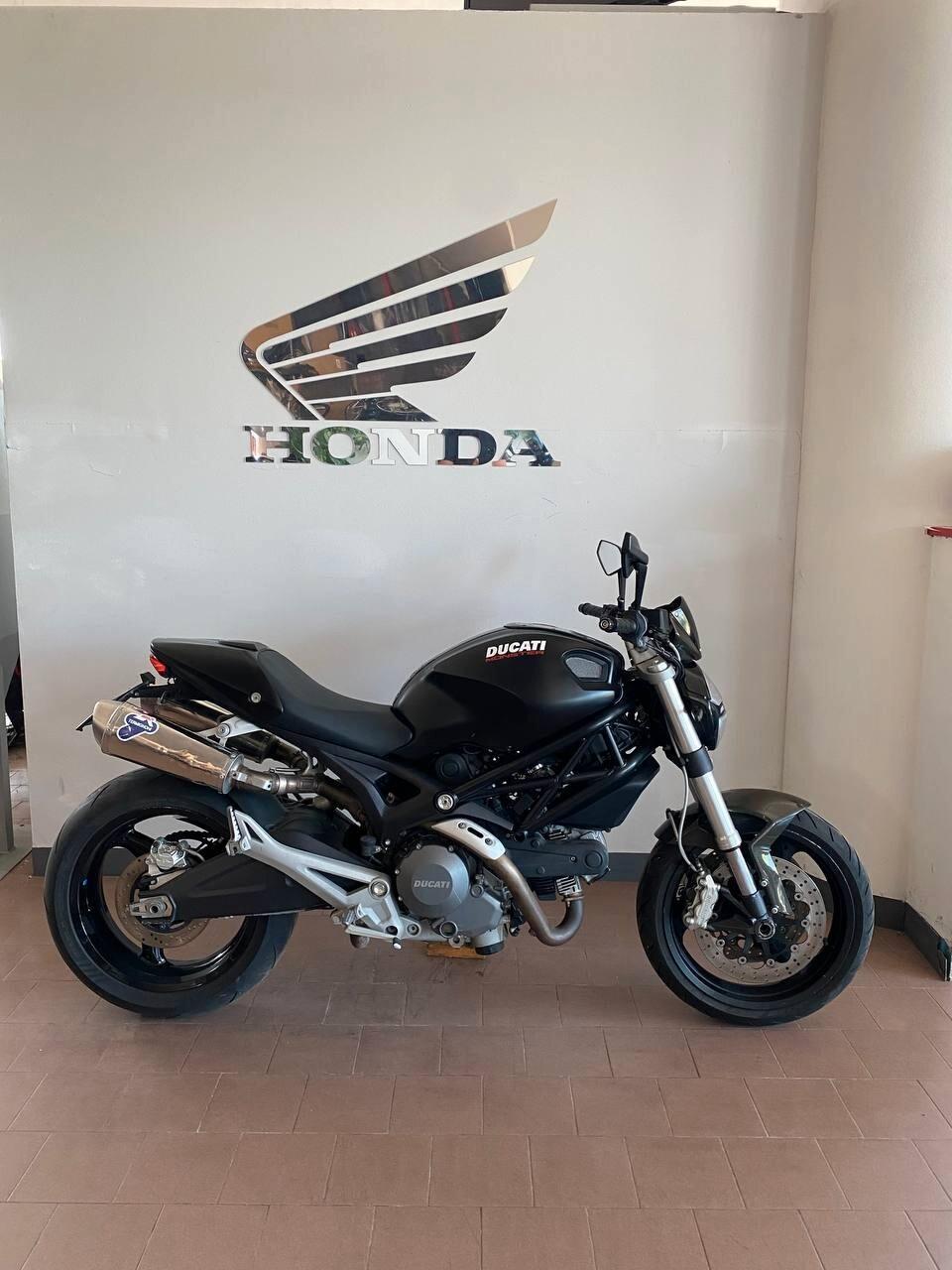 Ducati Monster 696