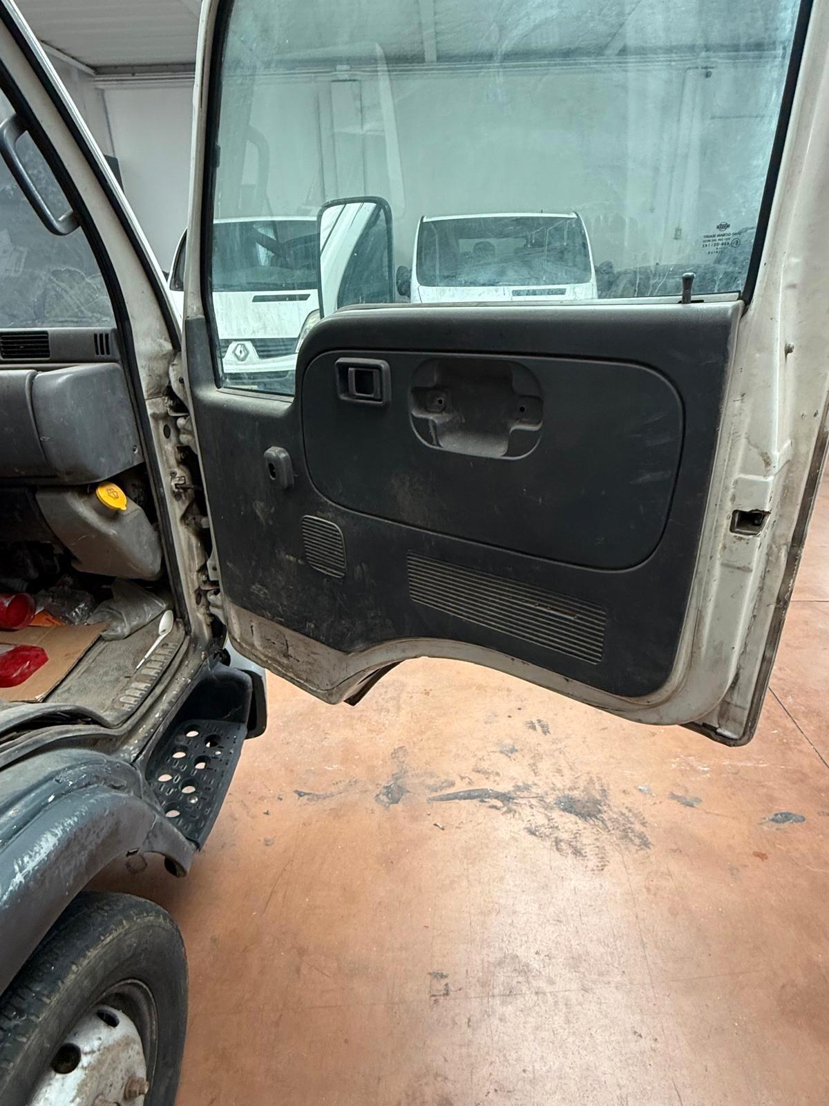 3 Nissan Cabstar ribaltabile non funzionante per operatori del settore