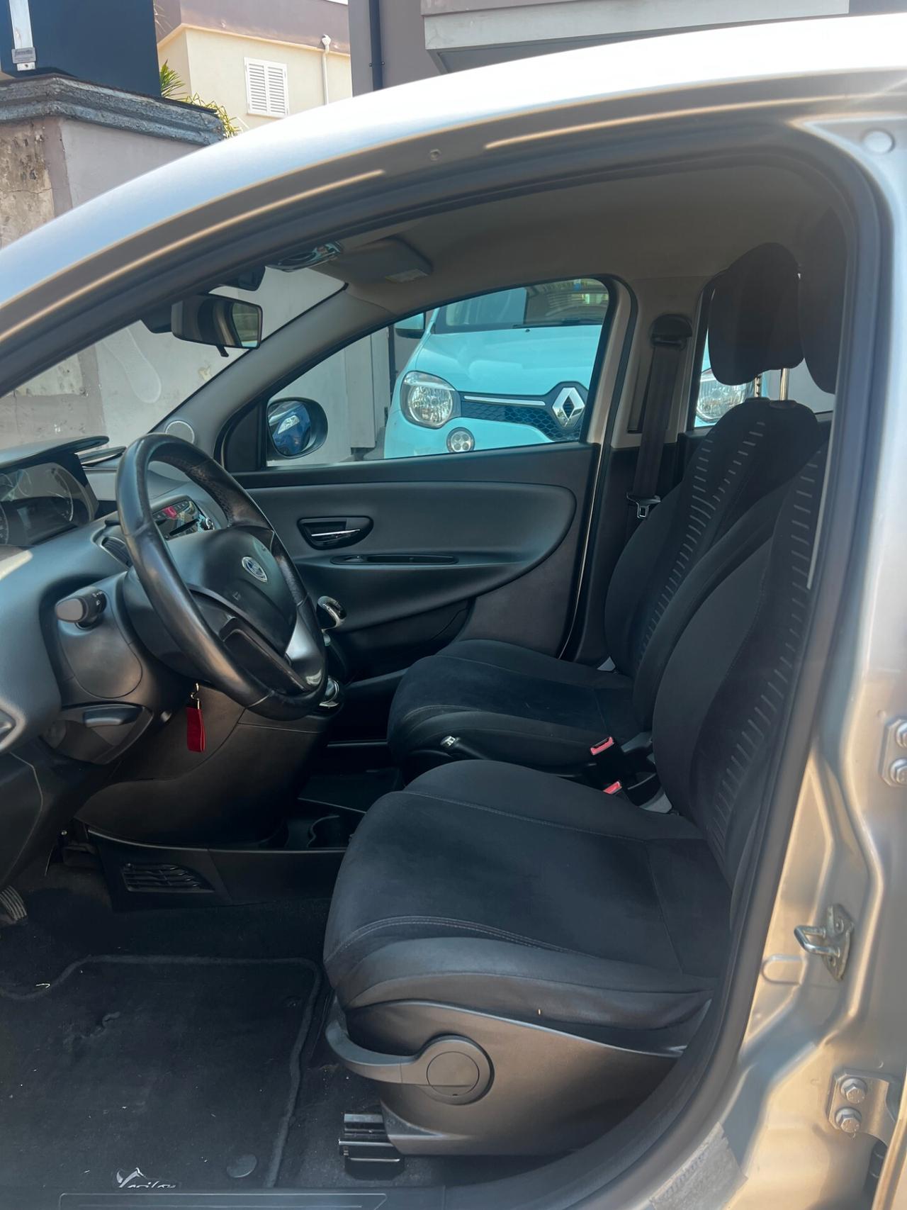 Lancia Ypsilon 1.2 69 CV 5 porte S&S Gold NEOPATENTATI