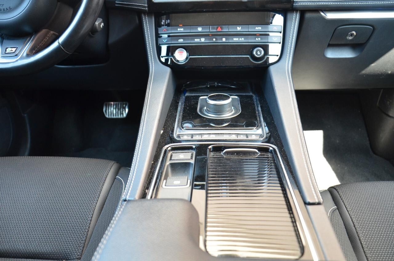 Jaguar F-Pace 2.0 D 180 CV AWD aut. R-Sport
