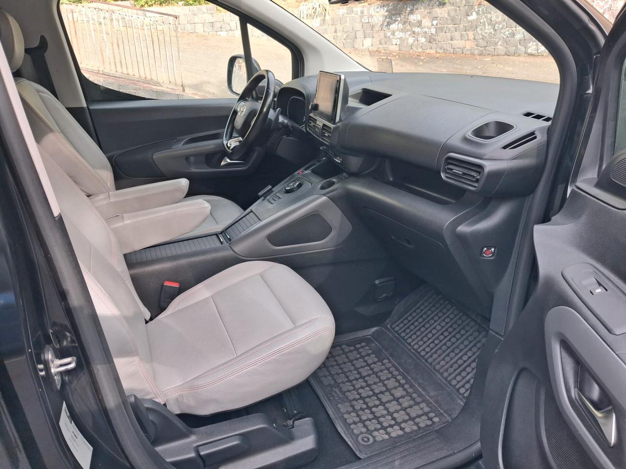 Toyota Proace Pianale ribassato con rampa disabili in carrozzina