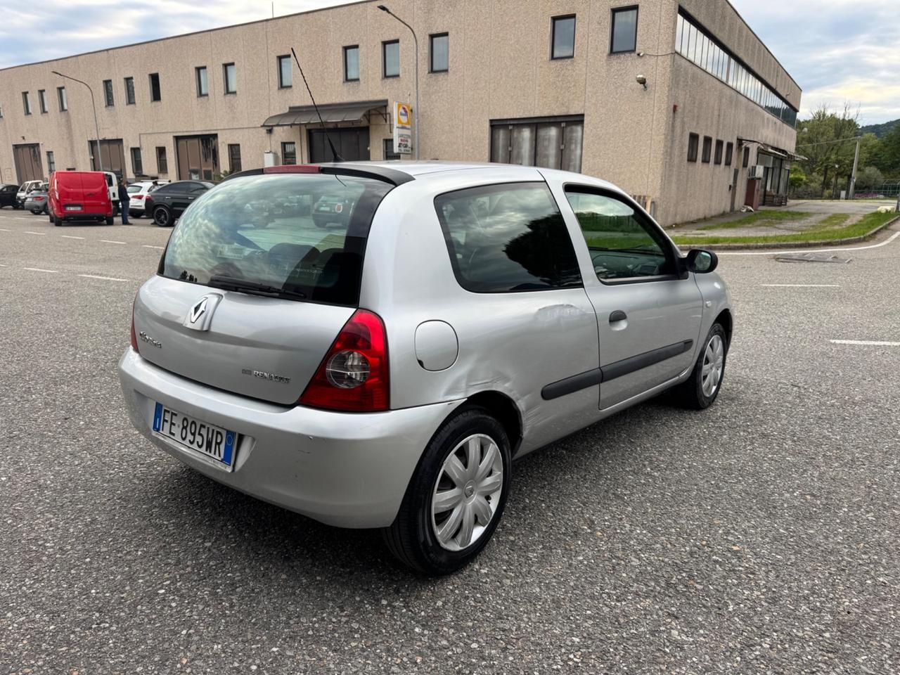 Renault Clio 1.2 16V 3 porte Luxe ideale neopatentati
