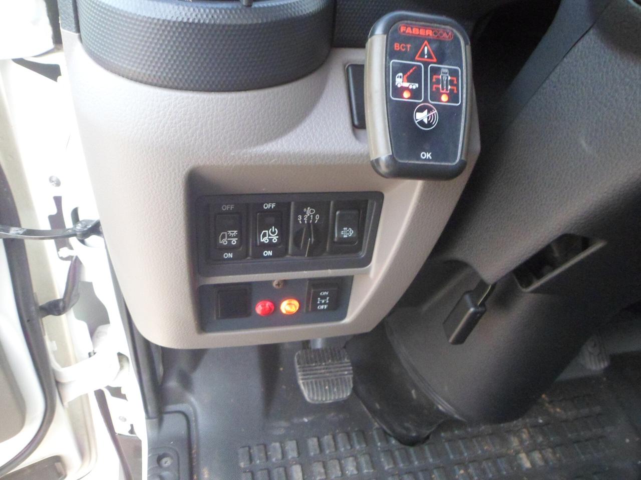 Nissan cabstar cassone con gru