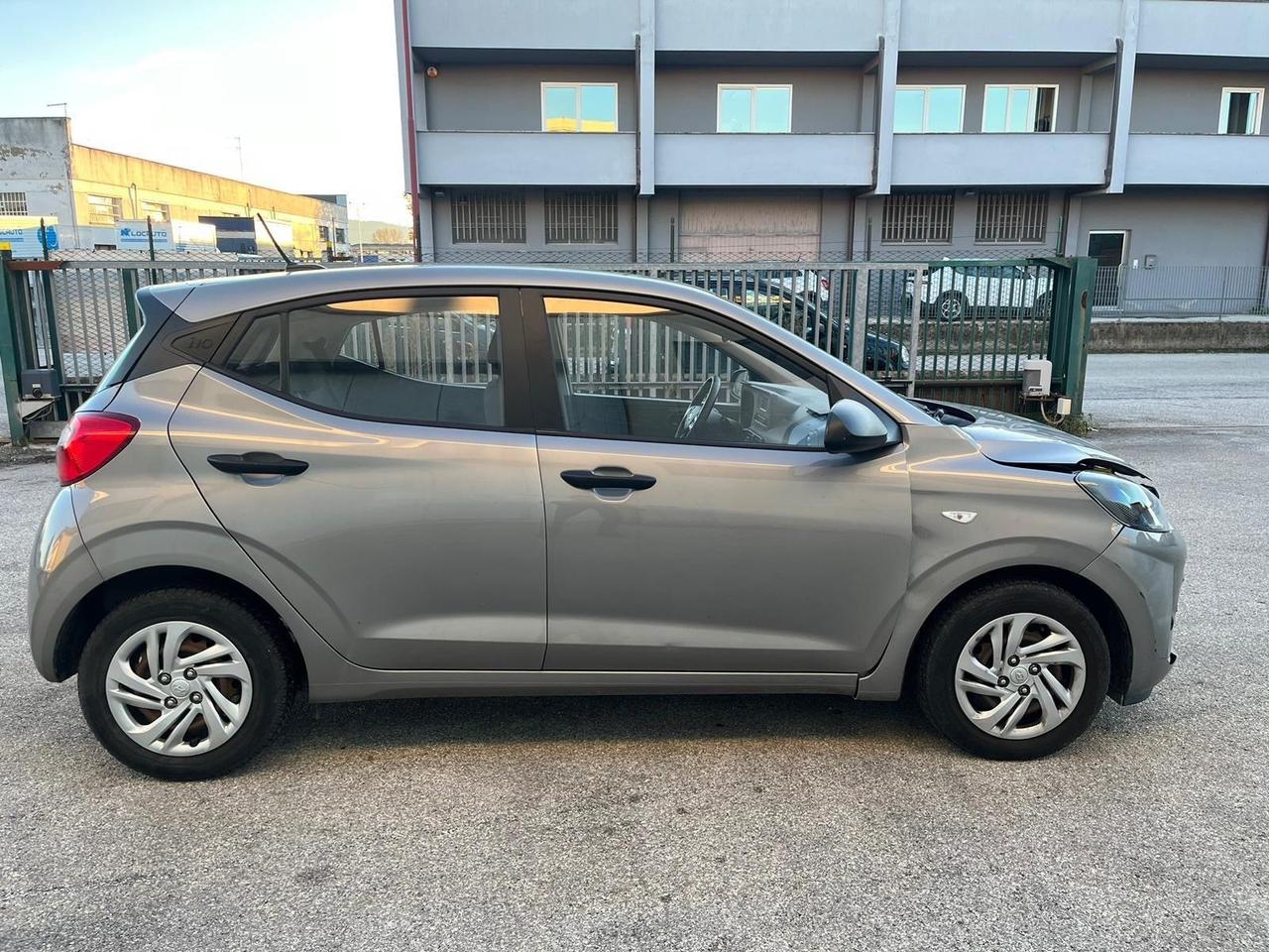 Pacchetto 2 auto incidentate : AYGO X - Hyundai I10