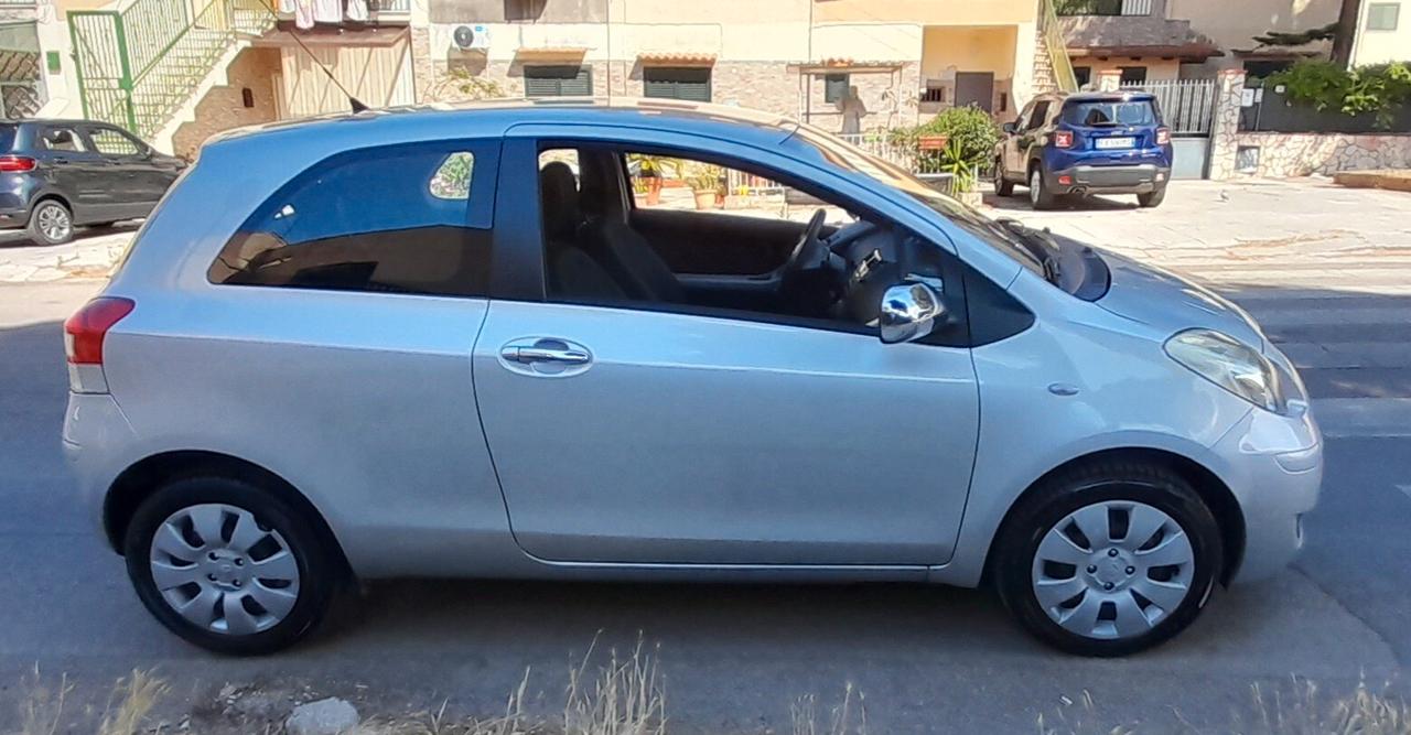 Toyota Yaris 1.0 benzina x neo patentati