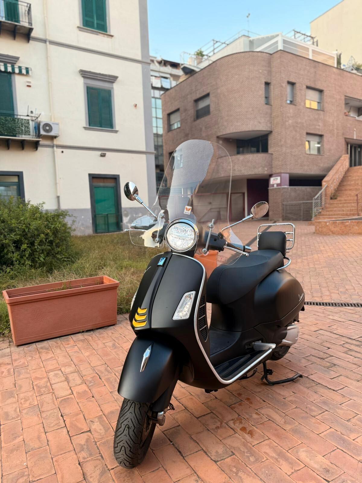 Piaggio Vespa 300 GTS hpe SUPER SPORT pari a nuovo