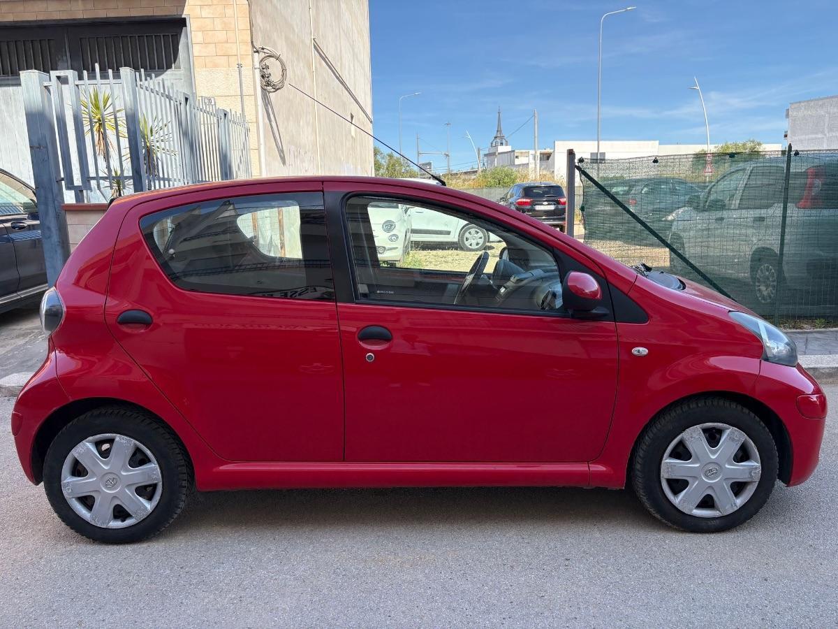 TOYOTA - Aygo - 12V VVT-i 5 porte Sol Conn. Red Ed.