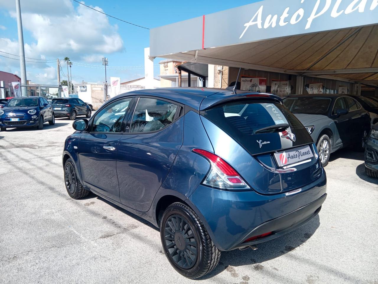 Lancia Ypsilon 1.0 FireFly 5 porte S&S Hybrid Ecochic Silver