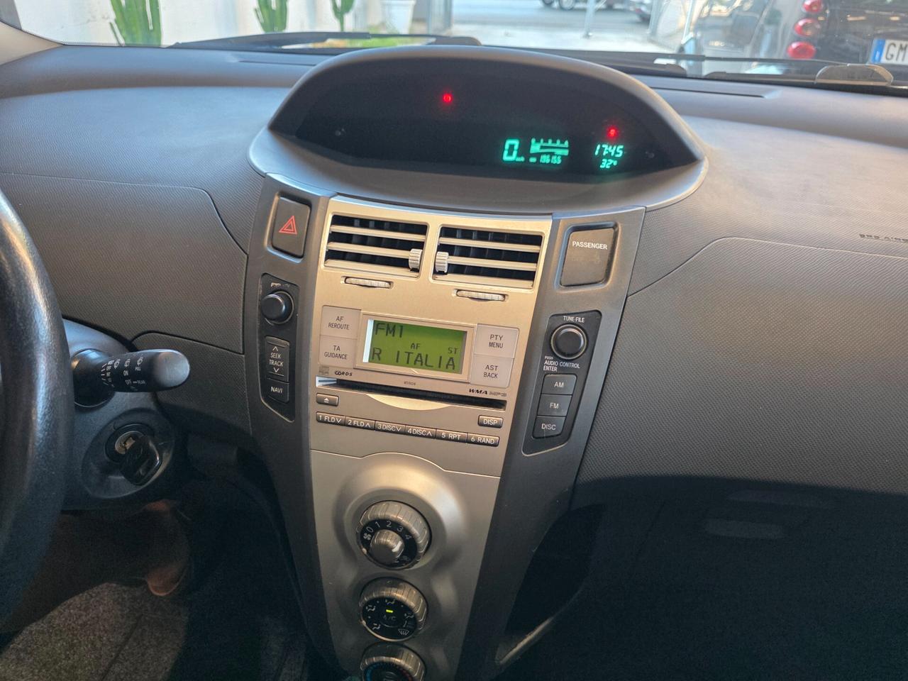 Toyota Yaris 1.0 3 porte Sol
