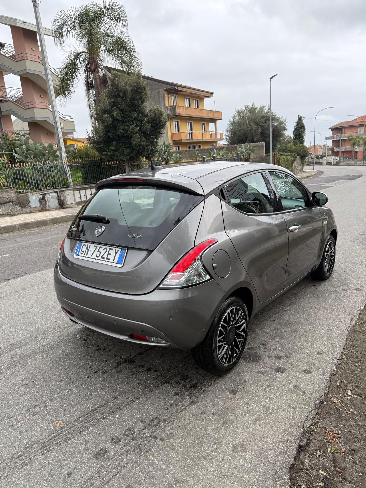 Lancia Ypsilon 1.0 FireFly 5 porte S&S Hybrid Alberta Ferretti