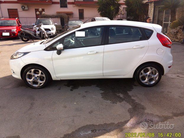 Ford Fiesta 2012 photo 2