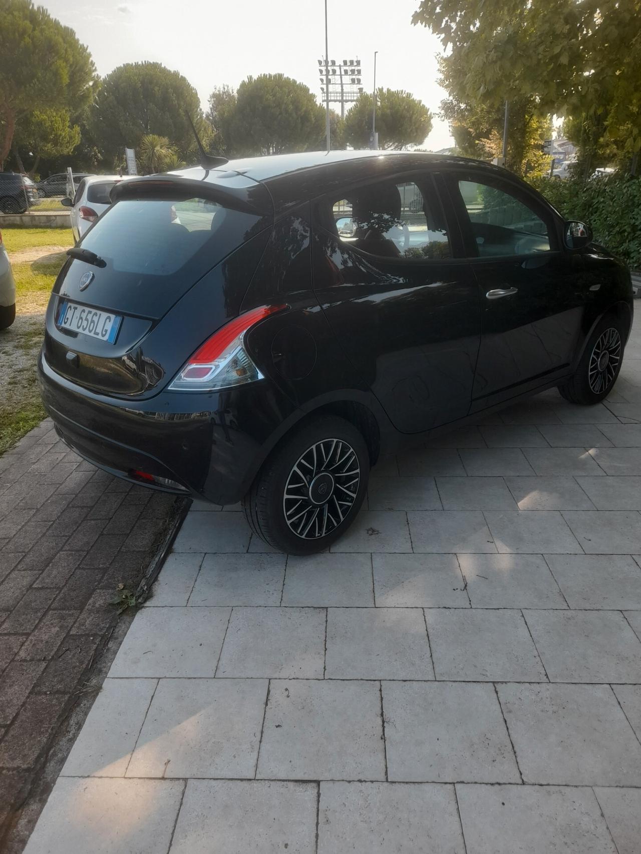 Lancia Ypsilon 1.0 5 porte Hybrid Gold Plus