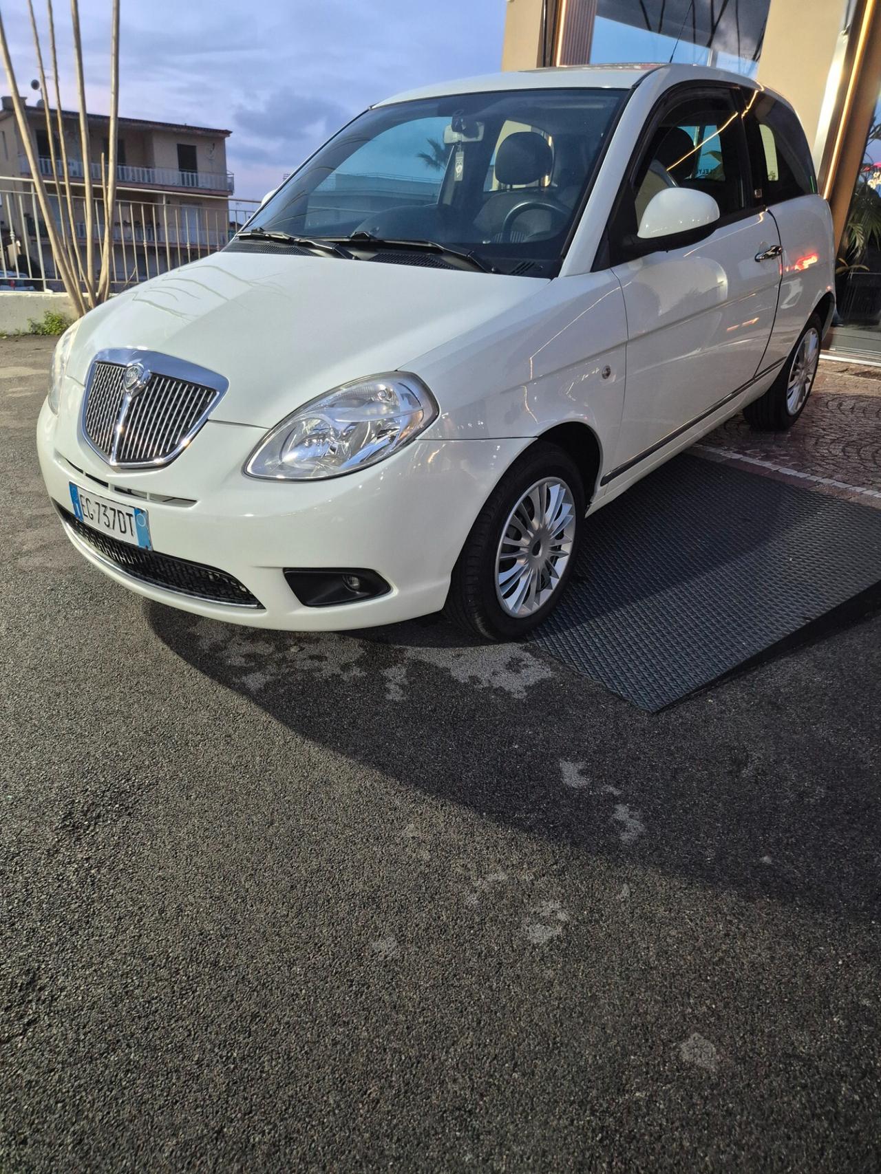 Lancia Ypsilon 1.3 MJT 75 CV DIVA