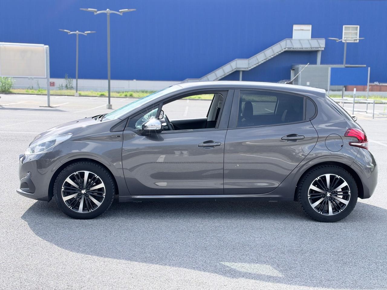 PEUGEOT 208 PURETECH 82CV SINGATURE GARANZIA 12 MESI