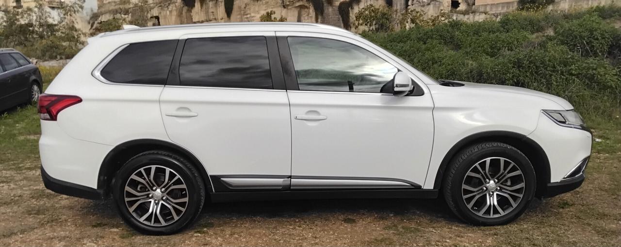 Mitsubishi Outlander 2.2 DI-D 4WD N1 AUTOCARRO